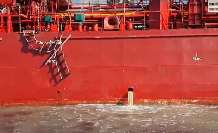 Verdemar denuncia vertidos procedentes del lastre de un buque en la Bahía de Algeciras