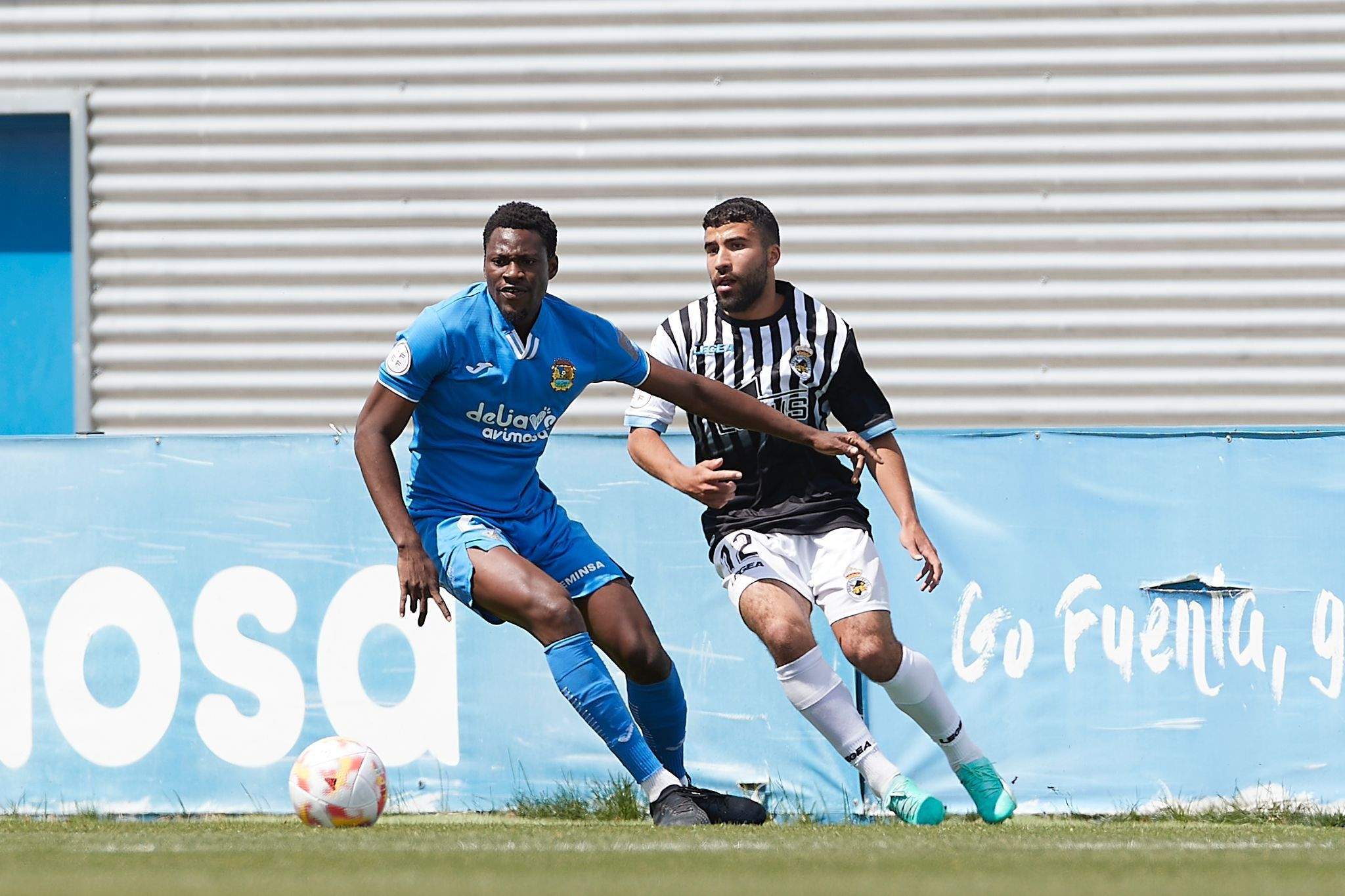 Fekir intenta marcharse de Buer en un lance del encuentro entre el CF Fuenlabrada y la RB Linense/Foto: @cffuenlabrada