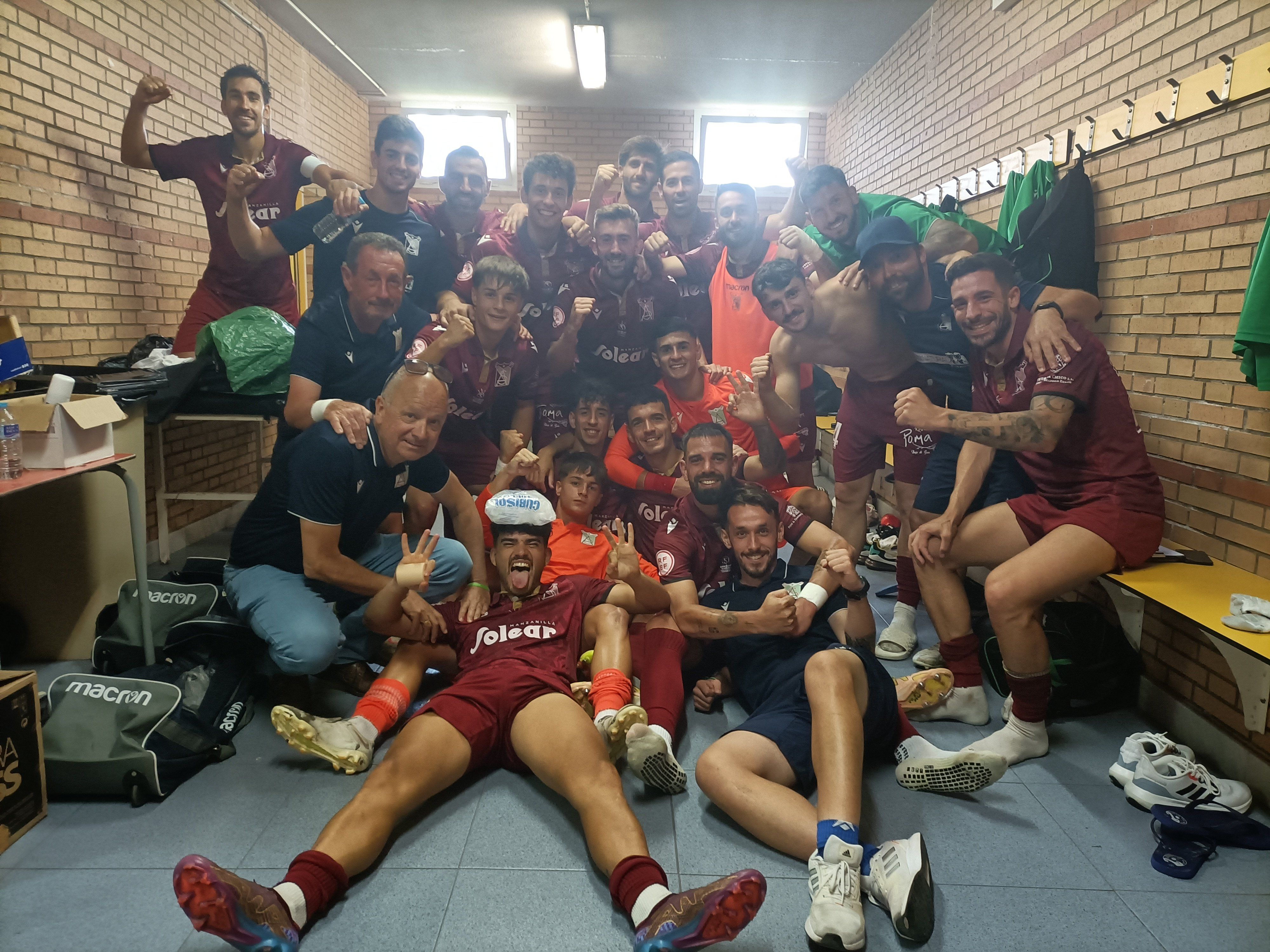 Los jugadores del Atlético Sanluqueño festejan el pase al play-off en el vestuario del Polideportivo Ejido, donde han ganado por 1-2/Foto: @atlcosanluqueno