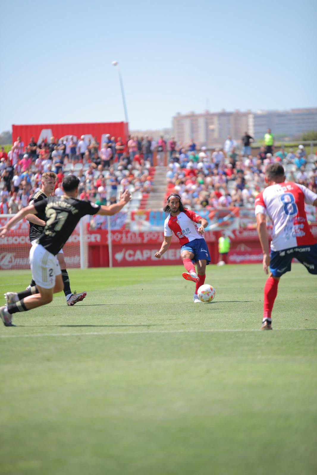 Mario Ortiz pasa el balón al capitán, Iván Turrillo, que hoy cumple años. FOTO: ACF