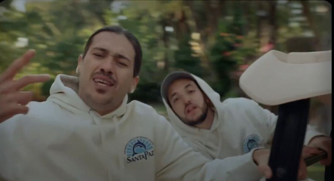El artista algecireño Canelita junto a C.Tangana en 'La Culpa'.