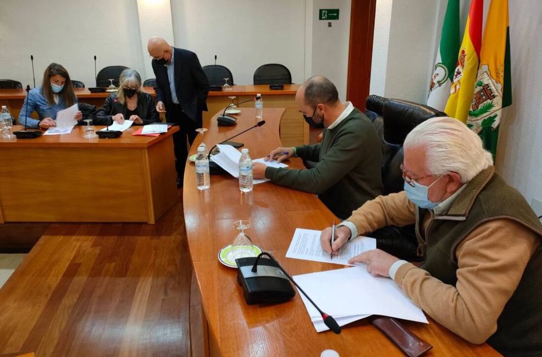 Firma convenio con SOS Perrera