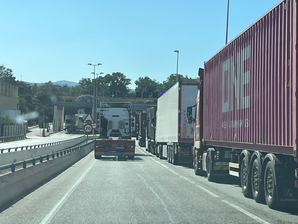 Una treintena de empresa de transporte de contenedores para el servicio a TTI por las esperas de hasta seis horas