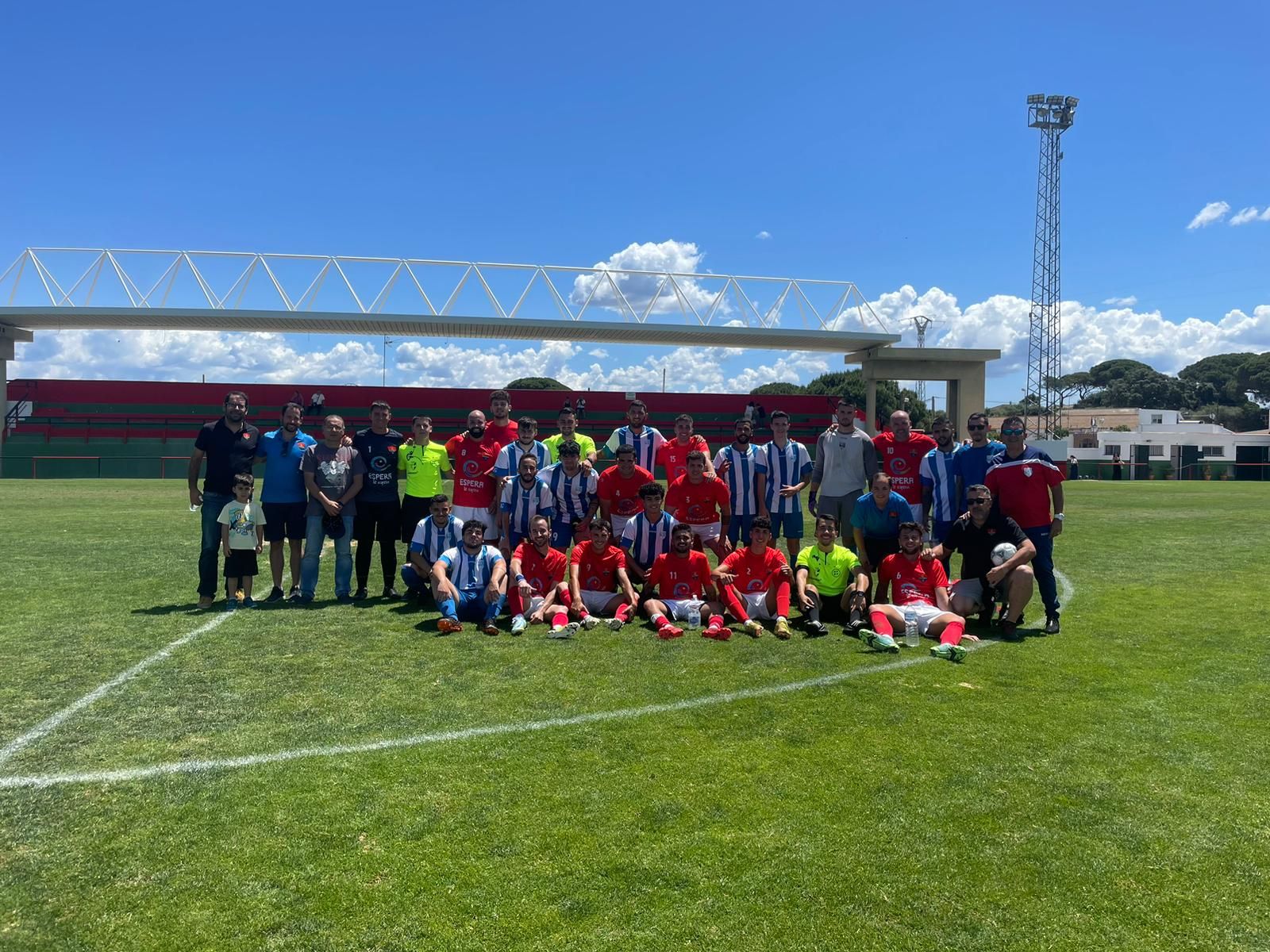 Los jugadores del Atlético Pastores y del Espera Club de Fútbol posan juntos al final del partido junto con el trío arbitral