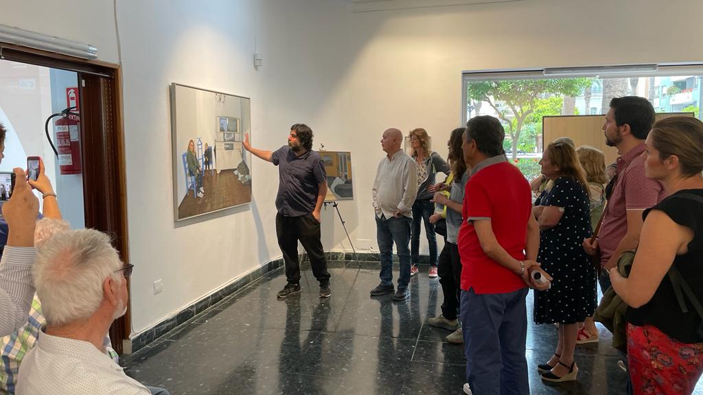 Pepe Baena desgrana en la Galería Manolo Alés los secretos de su exposición 'La vida Baena Soberli'.
