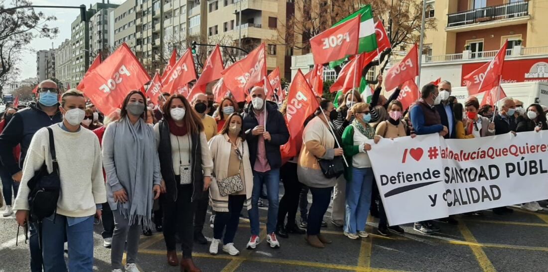 Imagen de archivo de una manifestación en defensa de una sanidad pública de calidad en Andalucía, en Cádiz. El Campo de Gibraltar participará en la manifestación en defensa de la sanidad pública en Sevilla 