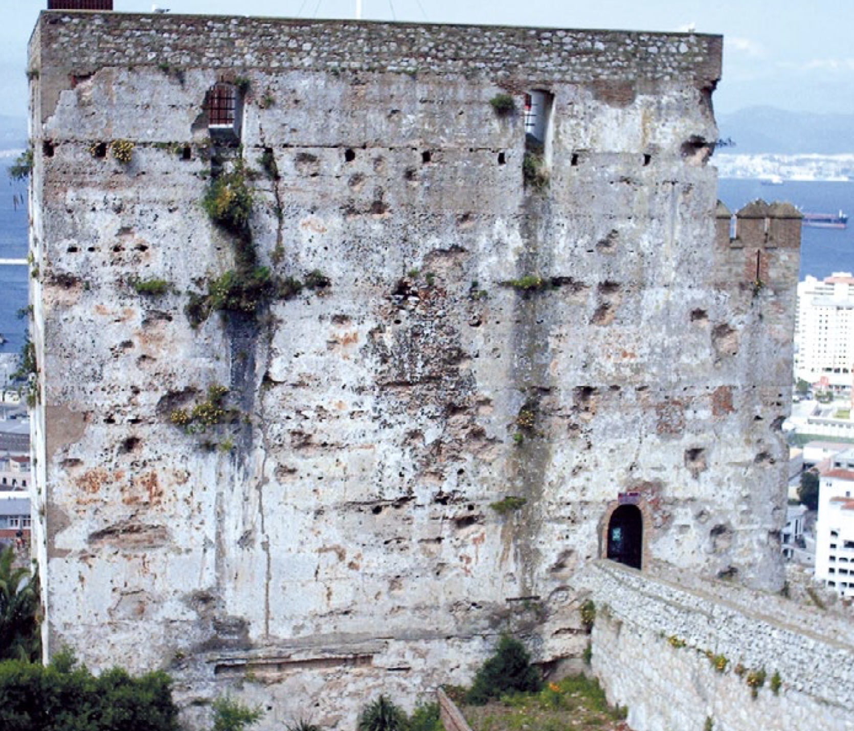 Lámina 2. Aunque la Calahorra de Gibraltar sufrió los efectos de la artillería en el siglo XV, es posible que los impactos de menor diámetro y profundidad los recibiera ya en los años 1349-1350. Fotografía de Manuel López Fernández. Foto: IECG.