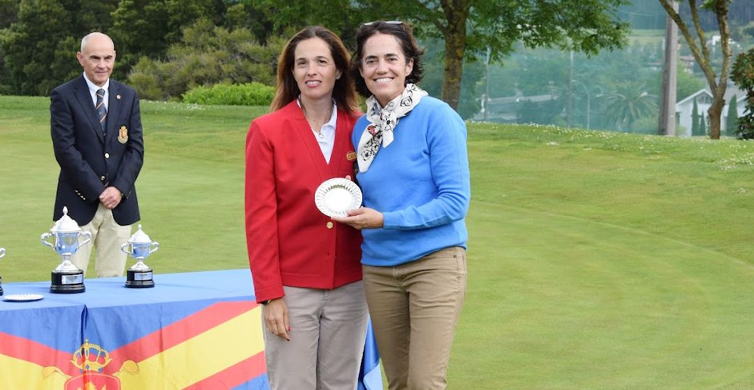 Covadonga Basagoiti, de rojo, también miembro de la Española, entrega uno de los premios del Nacional Mid-Amateur