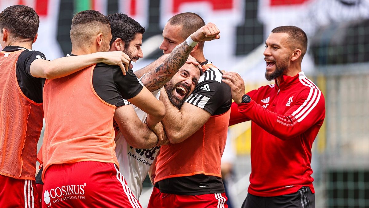Los jugadores del  ŁKS Łódź abrazan efusivamente al barreño 'Pirulo' tras uno de sus goles al Apklan Resovia Rzeszów/Foto:  ŁKS Łódź