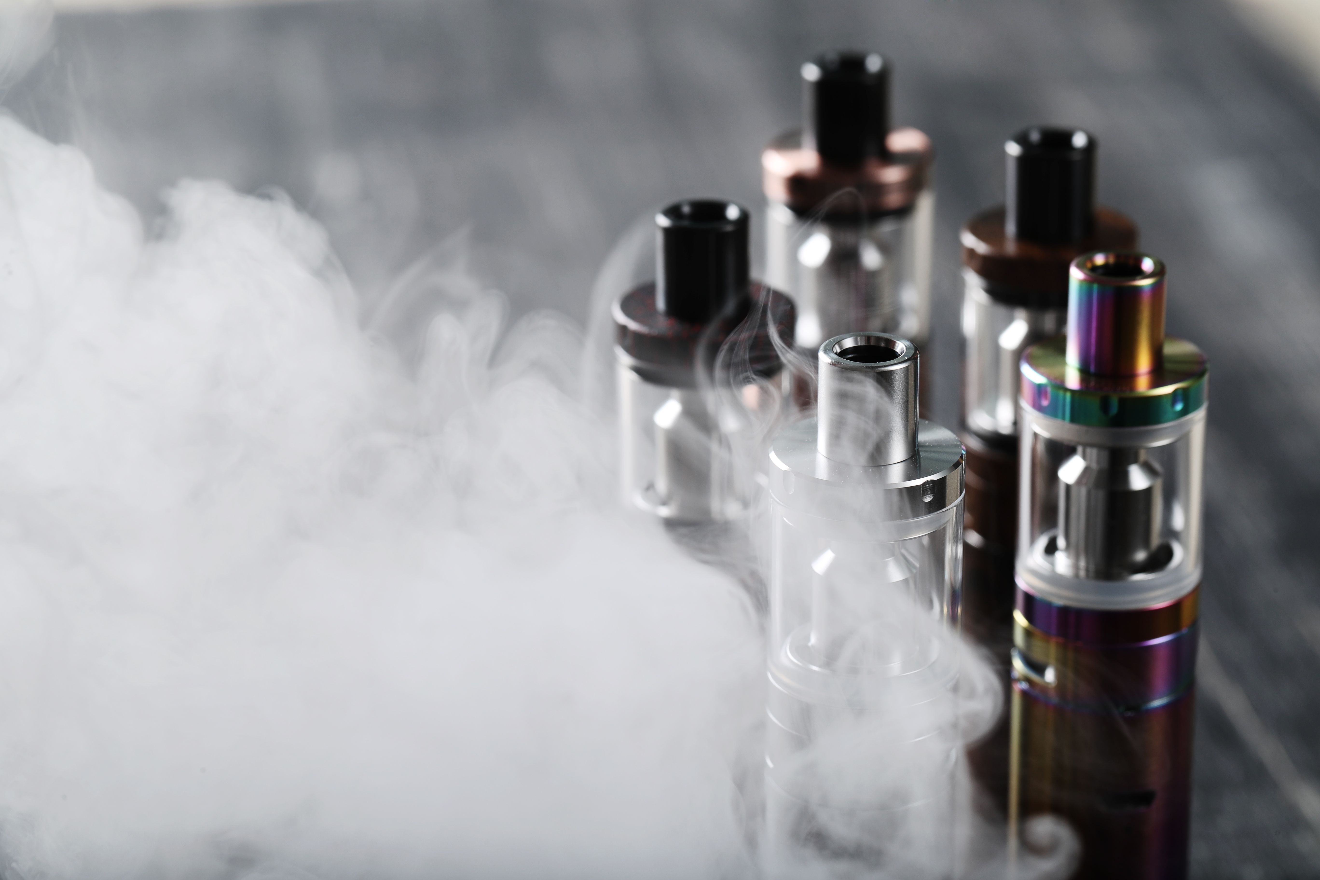 Cigarrillos electrónicos, también conocidos como vapers. Imagen de Racool_studio en Freepik. 