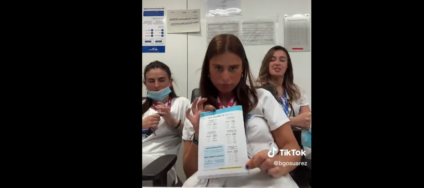 Una enfermera gaditana critica dentro del centro hospitalario que para poder optar a oposiciones en Cataluña haya que tener "el puto C1 de catalán". 