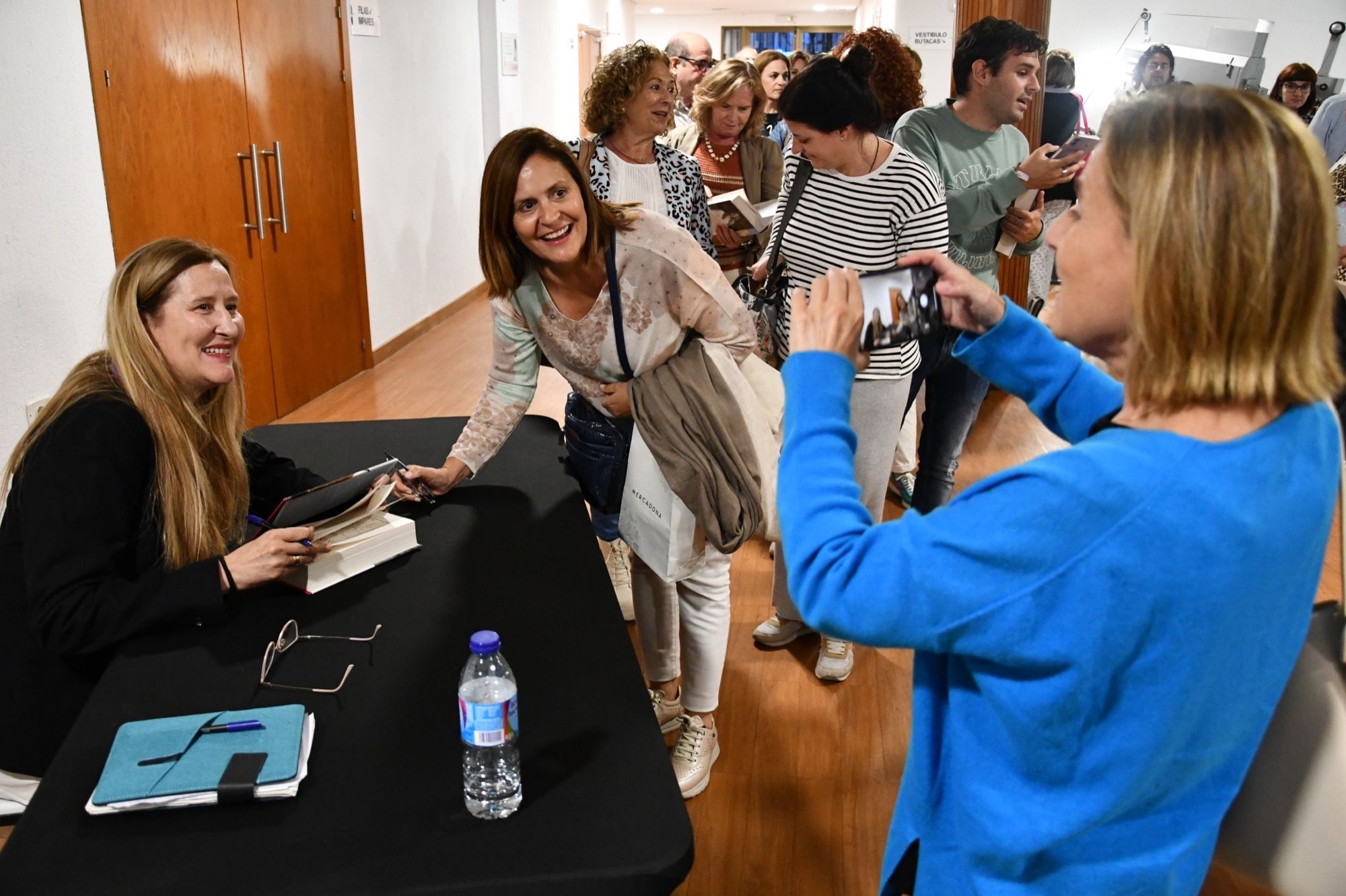 Luz Gabás, con sus lectores.