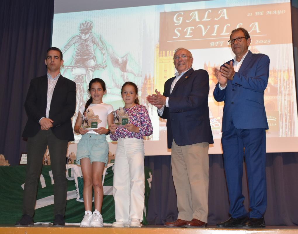 Jimena Olmedo, del CC Los Dalton, recibe el título de subcampeona del Circuito de Sevilla