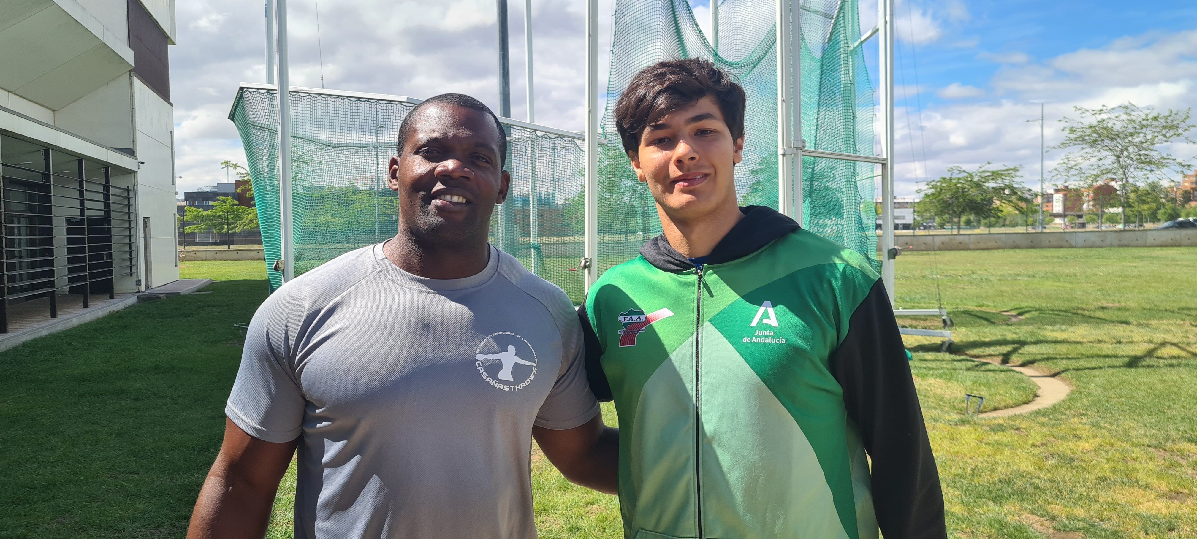 Marcos Gázquez junto a Frank Casañas, responsable del sector de Disco de la RFEA, con un largo historial de éxitos deportivos (5º en las olimpiadas de Pekín y campeón de Europa en Portugal)