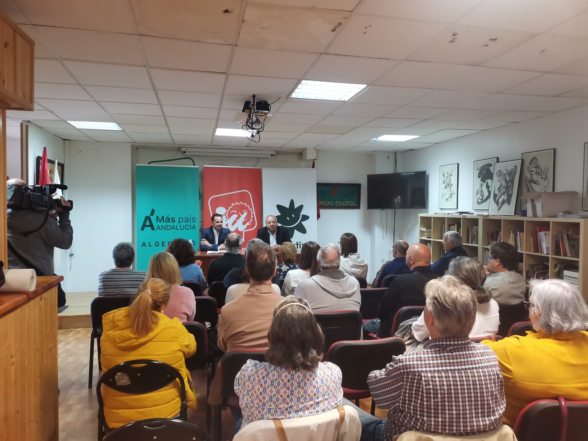 Un momento del acto en la sede de IU.