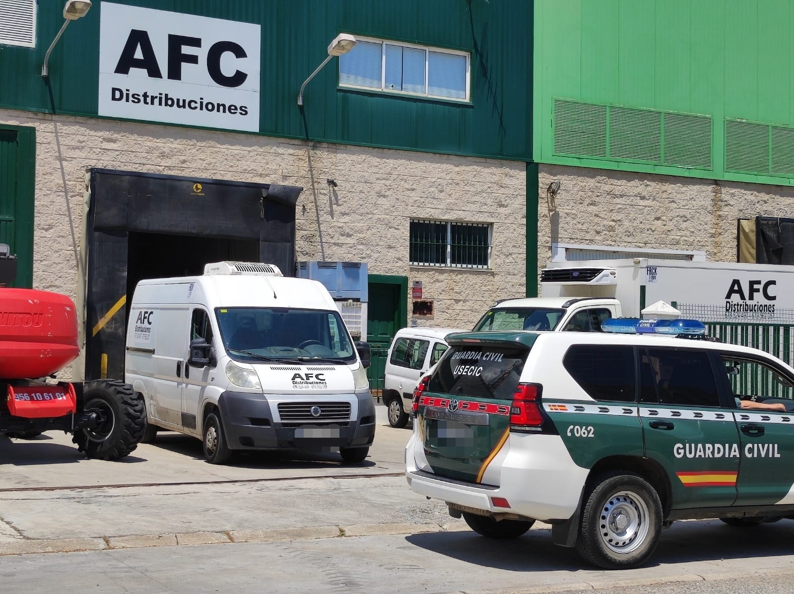 La Guardia Civil lleva a cabo una operación contra el tráfico de cocaína con registros en Algeciras. En esta imagen, un registro en una empresa de distribución de pescado congelado en el polígono de La Menacha. Foto: M.A. Benito / 8Directo.