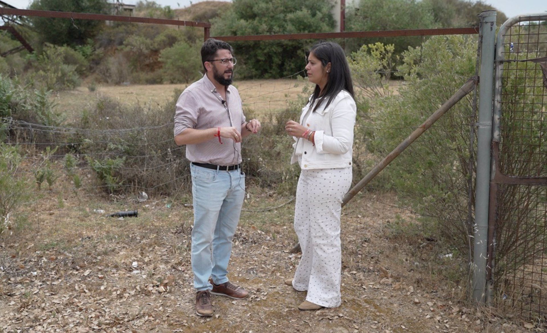 El coordinador provincial de IU Cádiz, Jorge Rodríguez, y la candidata a la Alcaldía de Castellar de la Frontera, Paloma Delgado
