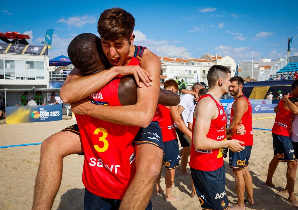 El algecireño José Luis Carrero se abraza efusivamente a su compañero Ethji Touré tras ganar a Grecia y clasificarse para la siguiente ronda del Europeo