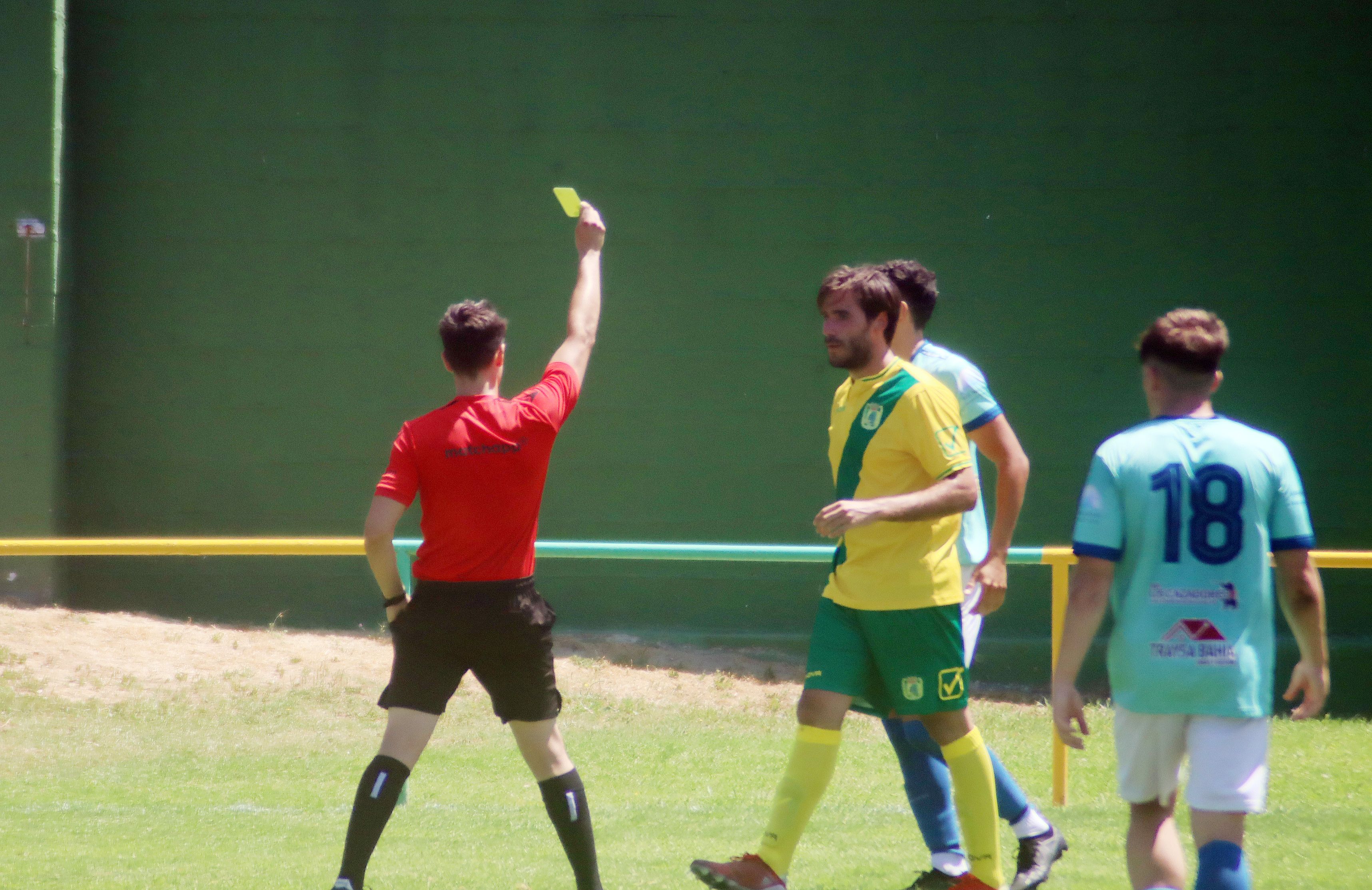 Momento de la tarjeta amarilla mostrada a Fernando ante el Novo Chiclana y que acarreaba sanción