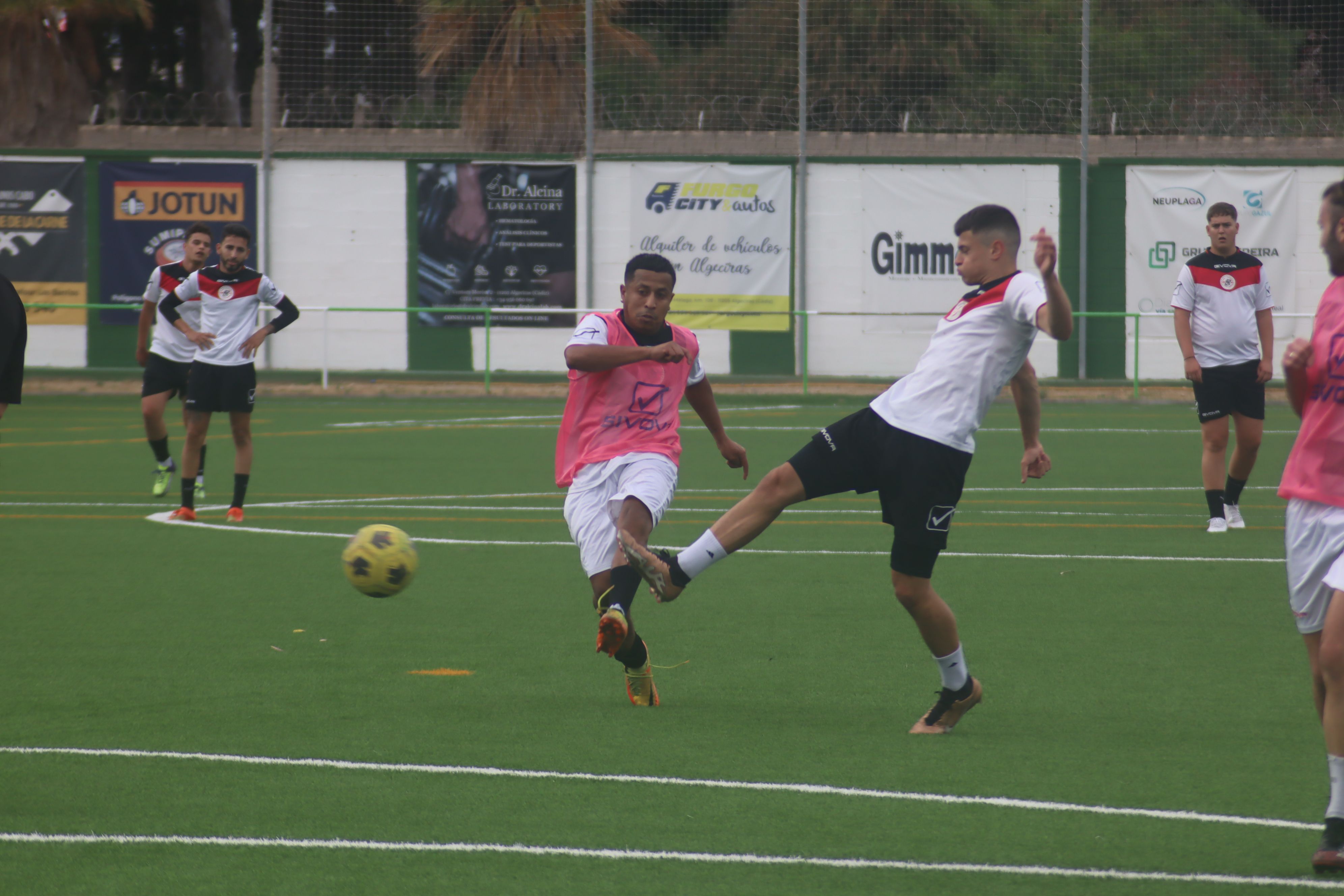 Los jugadores del CD La Rock Puente FC jugaron un partidillo de entrenamiento el domingo por la incomparecencia del Nextstars FC/Foto: Axel S.C.