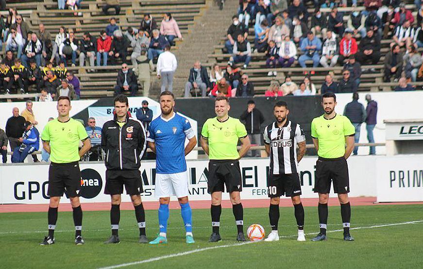 El colegiado Sergio Escriche Román, en el Balona-San Fernando de la 21/22, se vuelve a cruzar con los blanquinegros/Foto: deportedelaisla.com