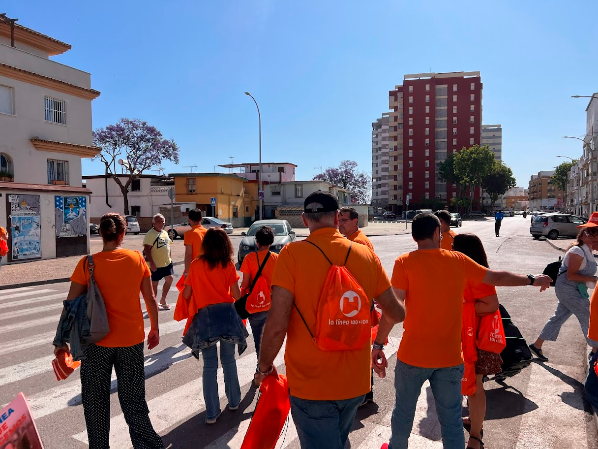 La Línea 100x100 en una visita a las barriadas.  