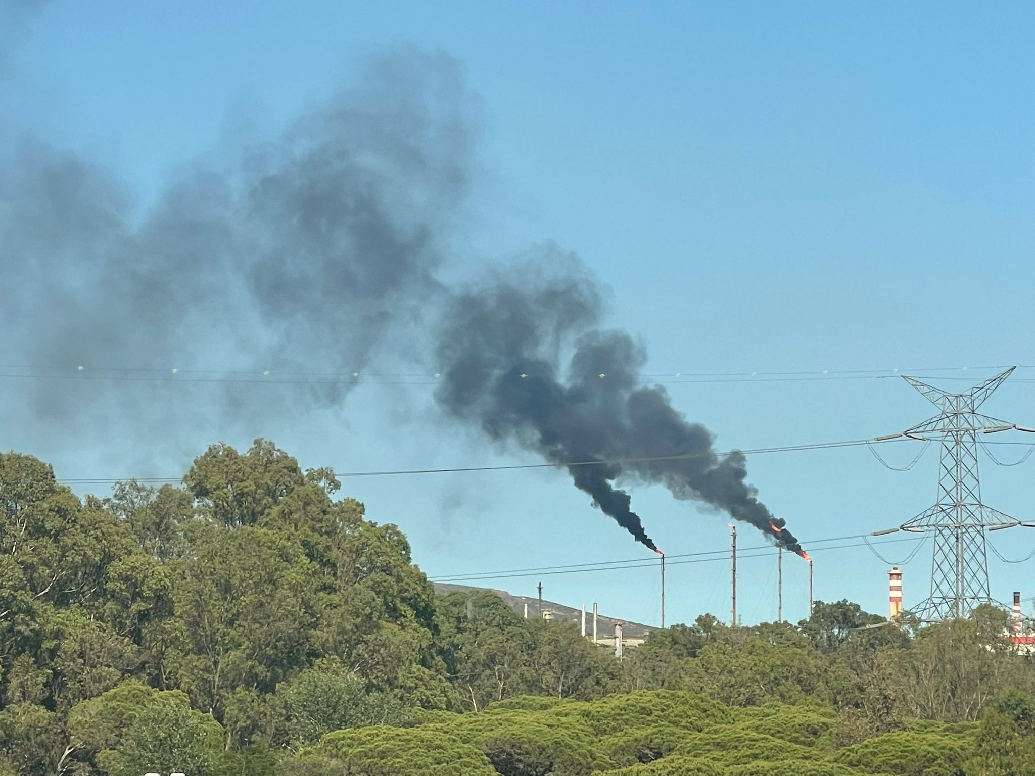 Un fallo en una de las unidades de Cepsa en San Roque eleva la llama de varias antorchas por seguridad. Foto: Sofía Furse.