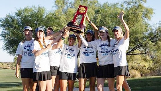 Las jugadoras de Wake Forest, con 'Mimi' Rhodes', del CG La Cañada, levantan el título de la Liga Universitaria estadounidense