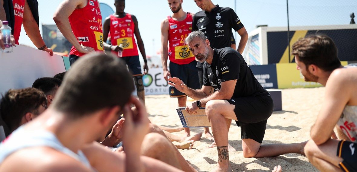 El técnico de la selección española Juan Vázquez-Diz habla con sus pupilos en un descanso