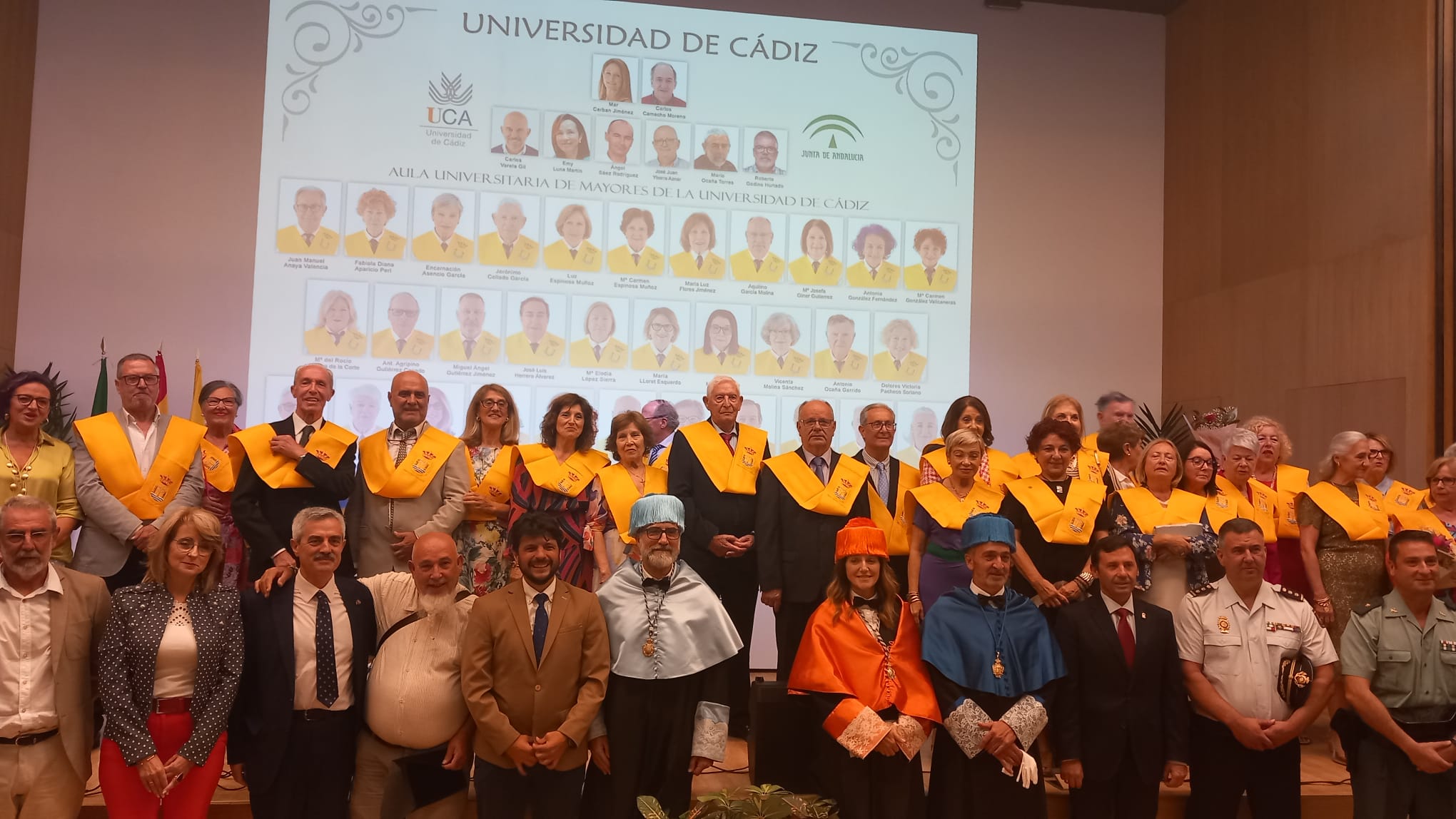 Los 32 alumnos del Aula Universitaria de Mayores celebran su graduación.