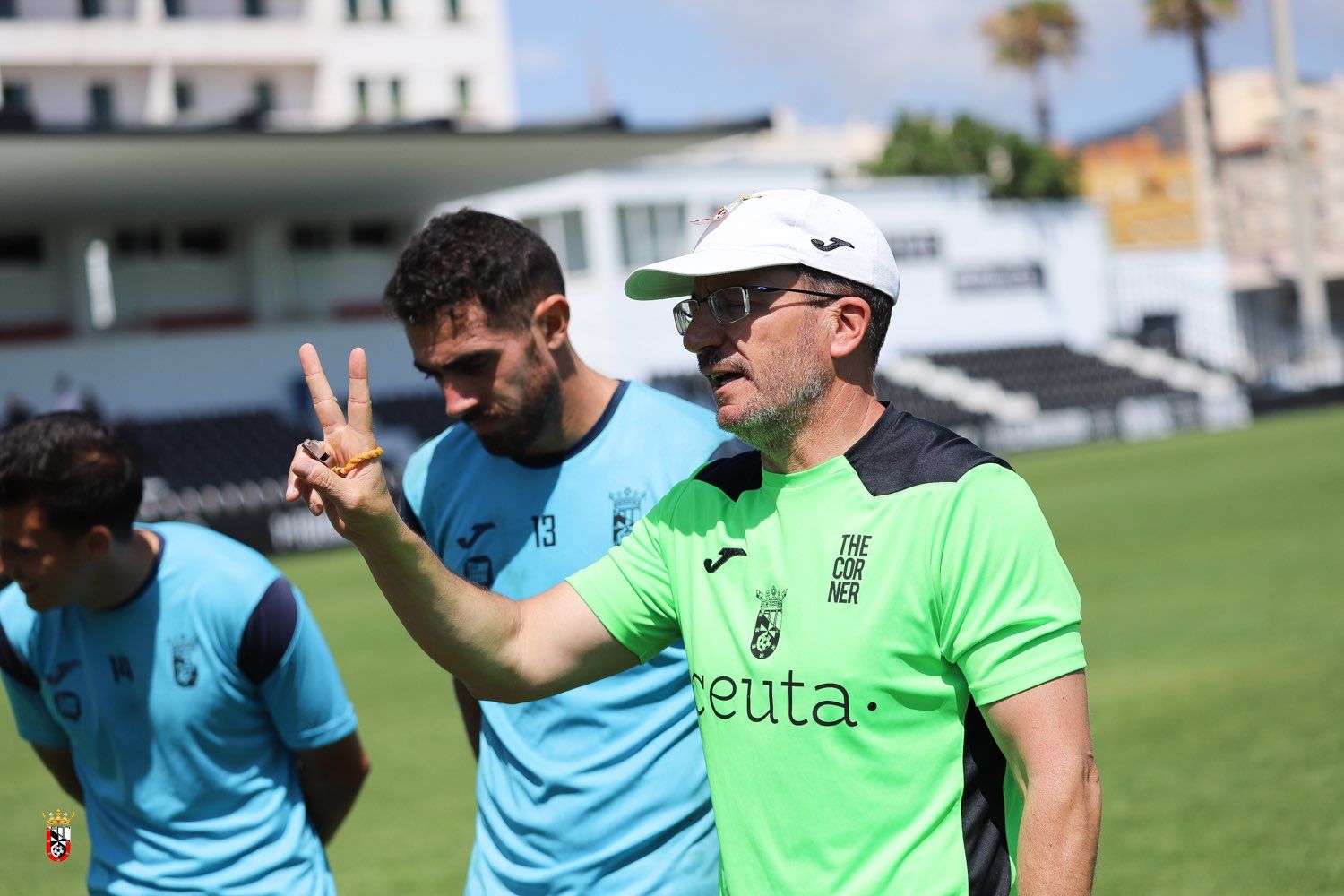 José Juan Romero, técnico de la AD Ceuta FC, habla con sus jugadores en una sesión de entrenamiento/Foto: Zaki/@adceutafc