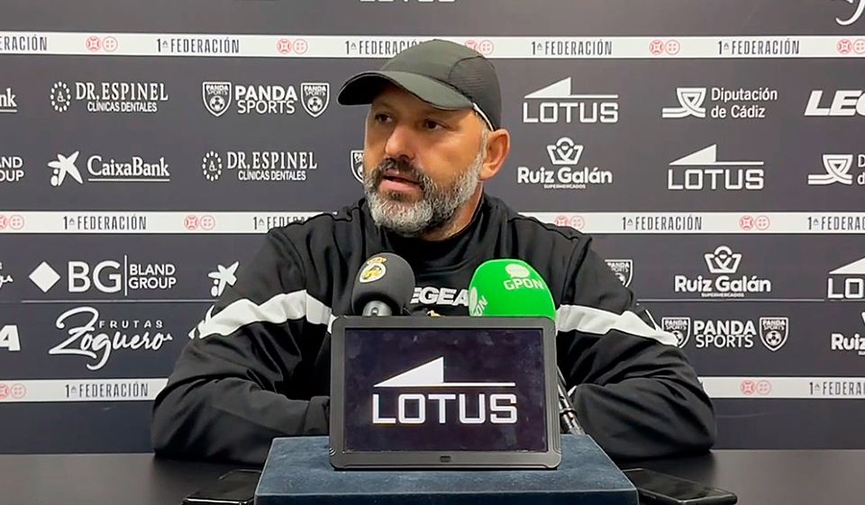 Víctor Basadre, técnico de la real Balompédica Linense, en la rueda de prensa previa al choque frente a la AD Ceuta FC, donde asegura que "no es un encuentro más, es el partido"