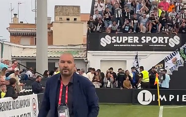 El presidente de la RB Linense, Raffaele Pandalone, en el 'Alfonso Murube' de Ceuta, con la afición de la Balona detrás