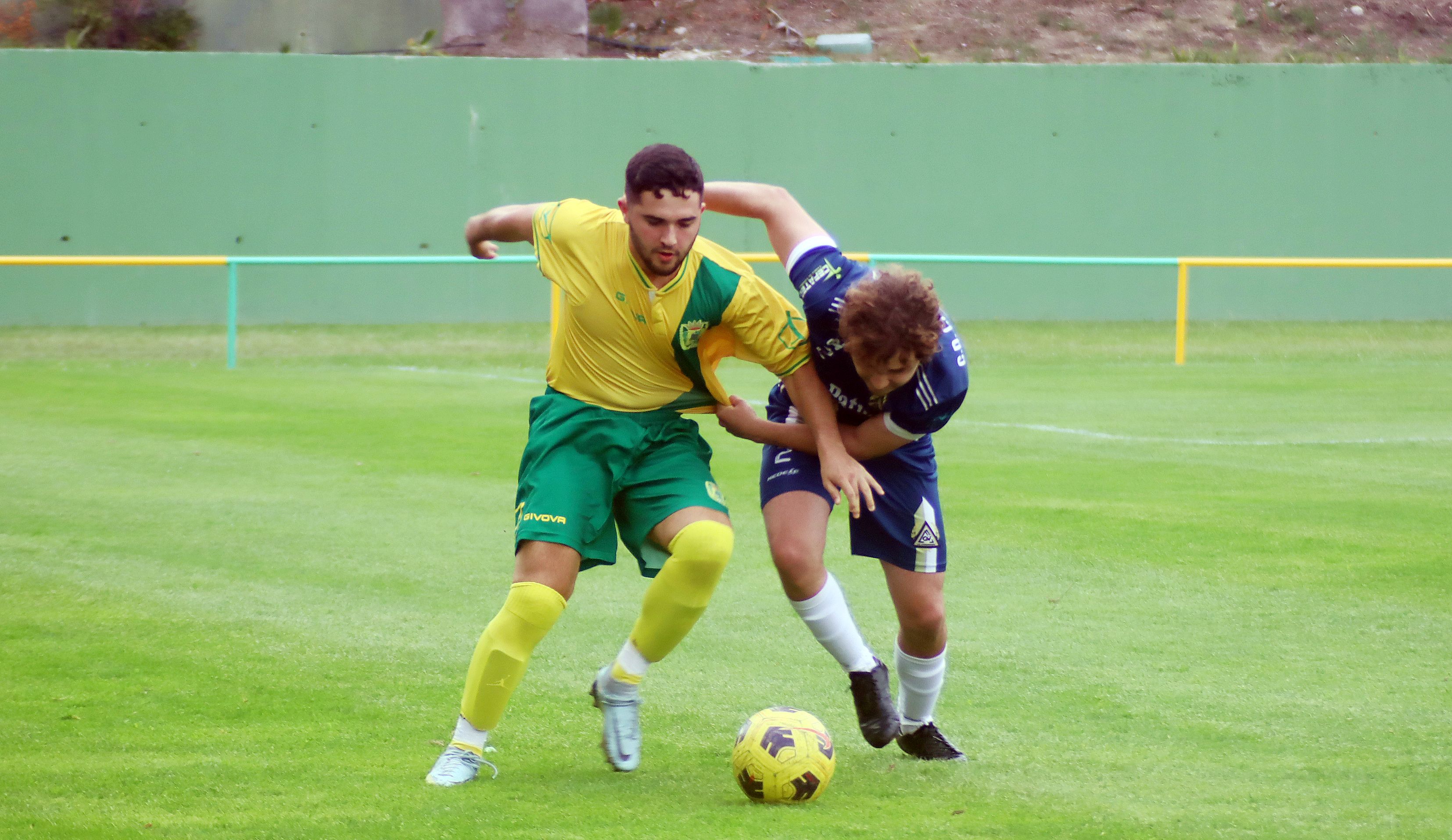 El jugador del filial de la UD Los Barrios, Adri Vázquez, pugna con Rubén García, del CD Cañorrera/Foto: Axel S.C.