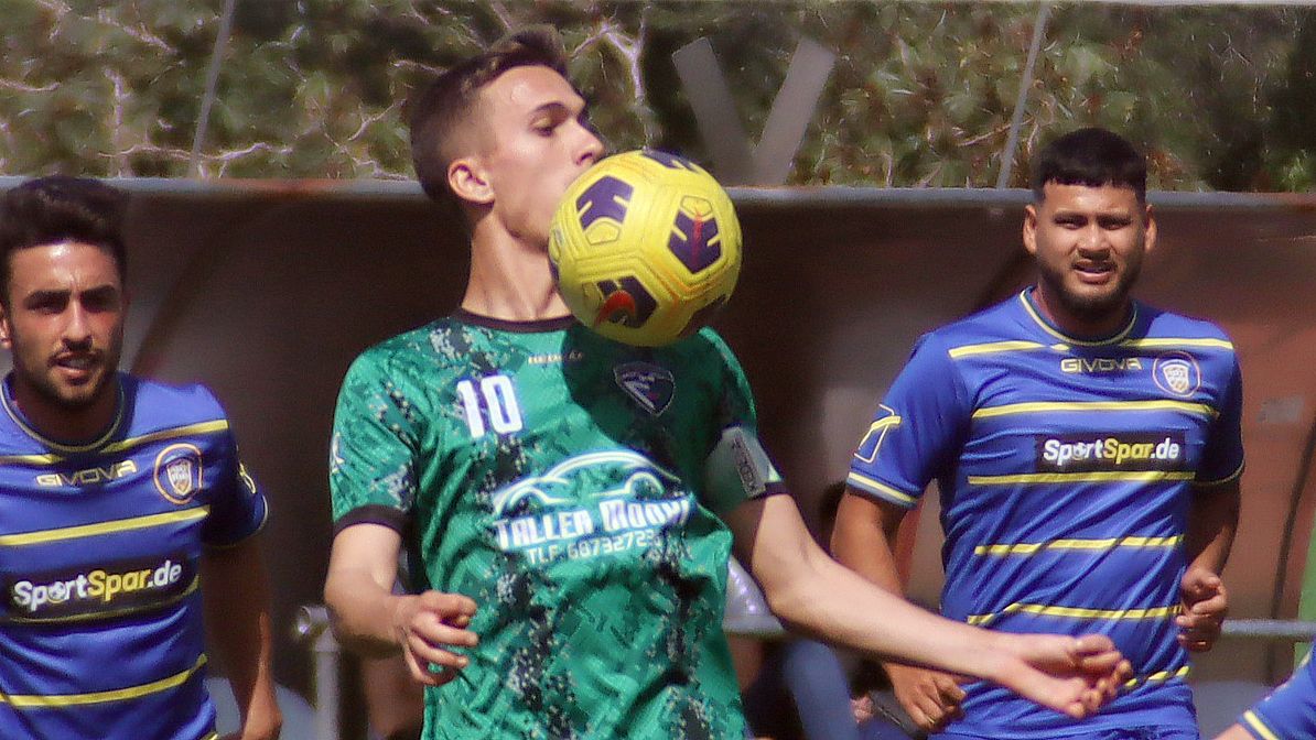 Iván Chacón, jugador de la AD Taraguilla, controla la pelota