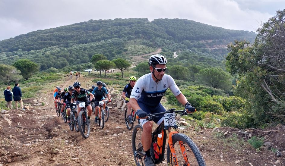 Un momento de la prueba en la que el algecireño Raúl Gerena Justicia, tercer sub-23 en el Maratón MTB La Almoraima