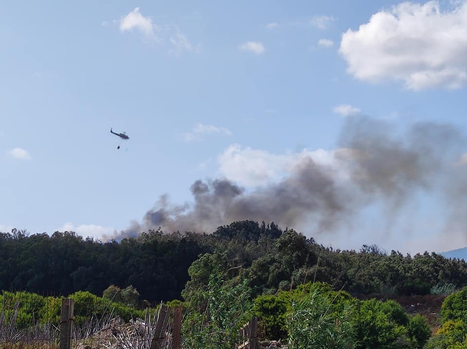 Un helicóptero apaga las llamas de un incendio, en archivo.