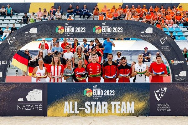 El algecireño Domingo Jesús Luis Mosquera, en el centro de la imagen -quinto tanto por la derecha como por la izquierda- posa con su trofeo de máximo goleador con otros jugadores premiados