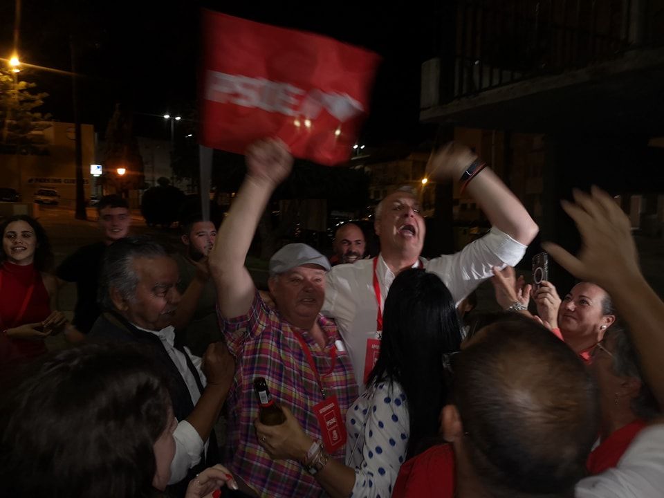 Juan Carlos Ruiz Boix (PSOE) amplía la mayoría absoluta en San Roque. En esta imagen: Ruiz Boix, durante la celebración. Foto: S.D./8Directo.