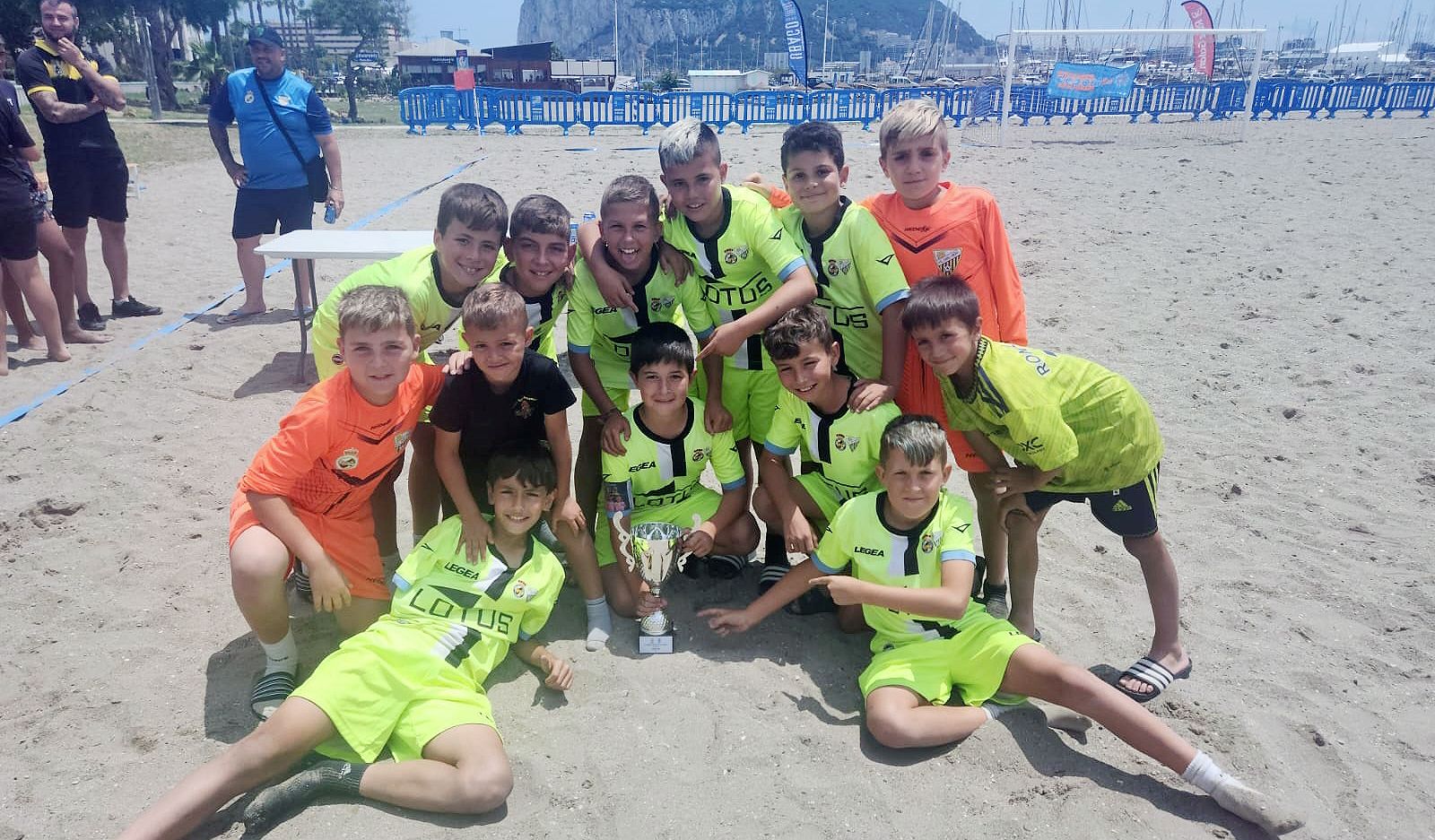 El Atlético Zabal se lleva el II Trofeo 'Ciudad de La Línea' de fútbol playa (3-2)