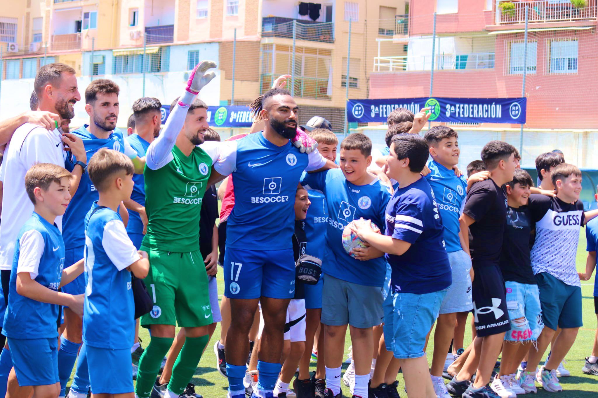 Los jugadores de El Palo FC festejan el triunfo hoy ante los navarros del CD Subiza