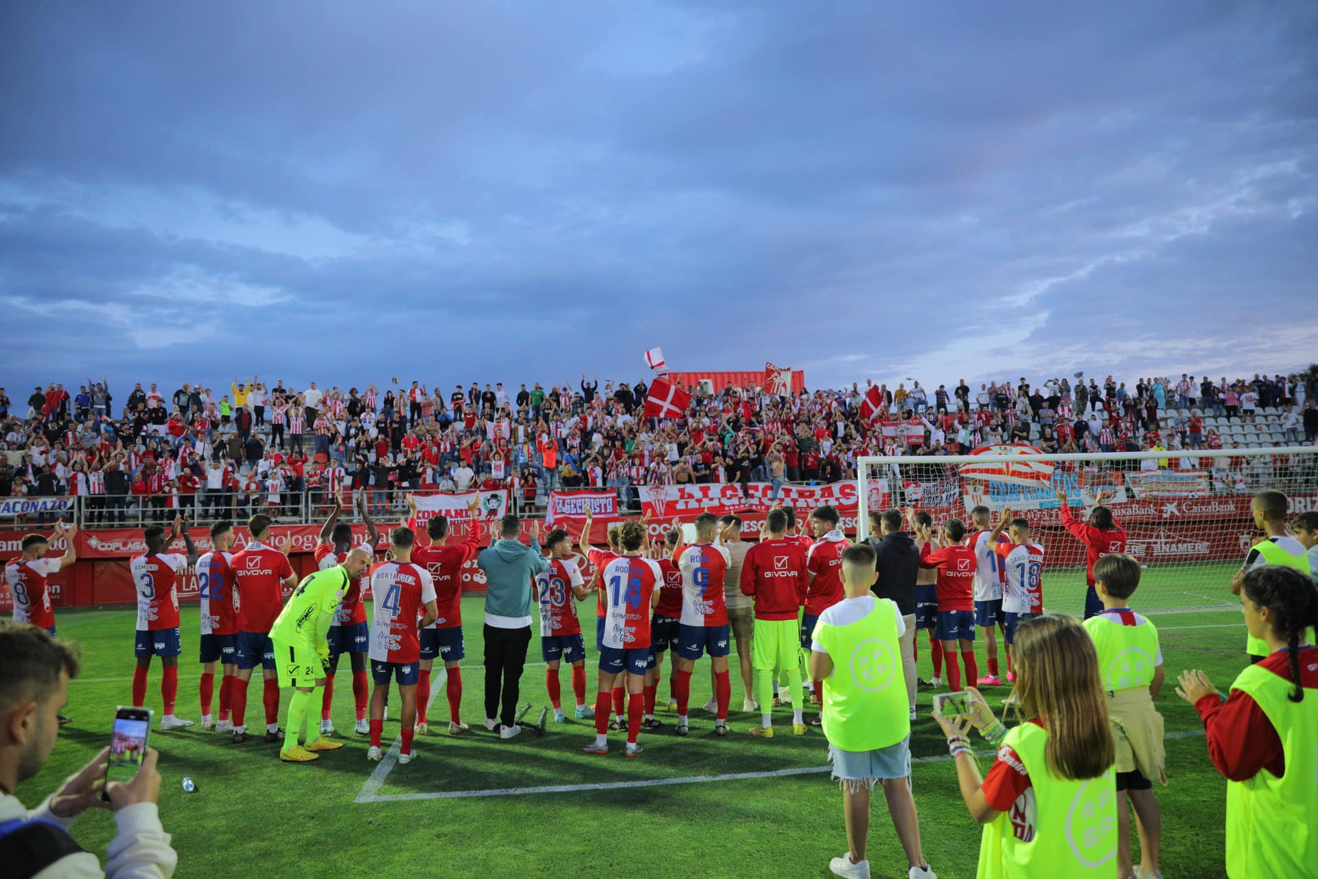 De nuevo la comunión entre afición y equipo. FOTO : ACF