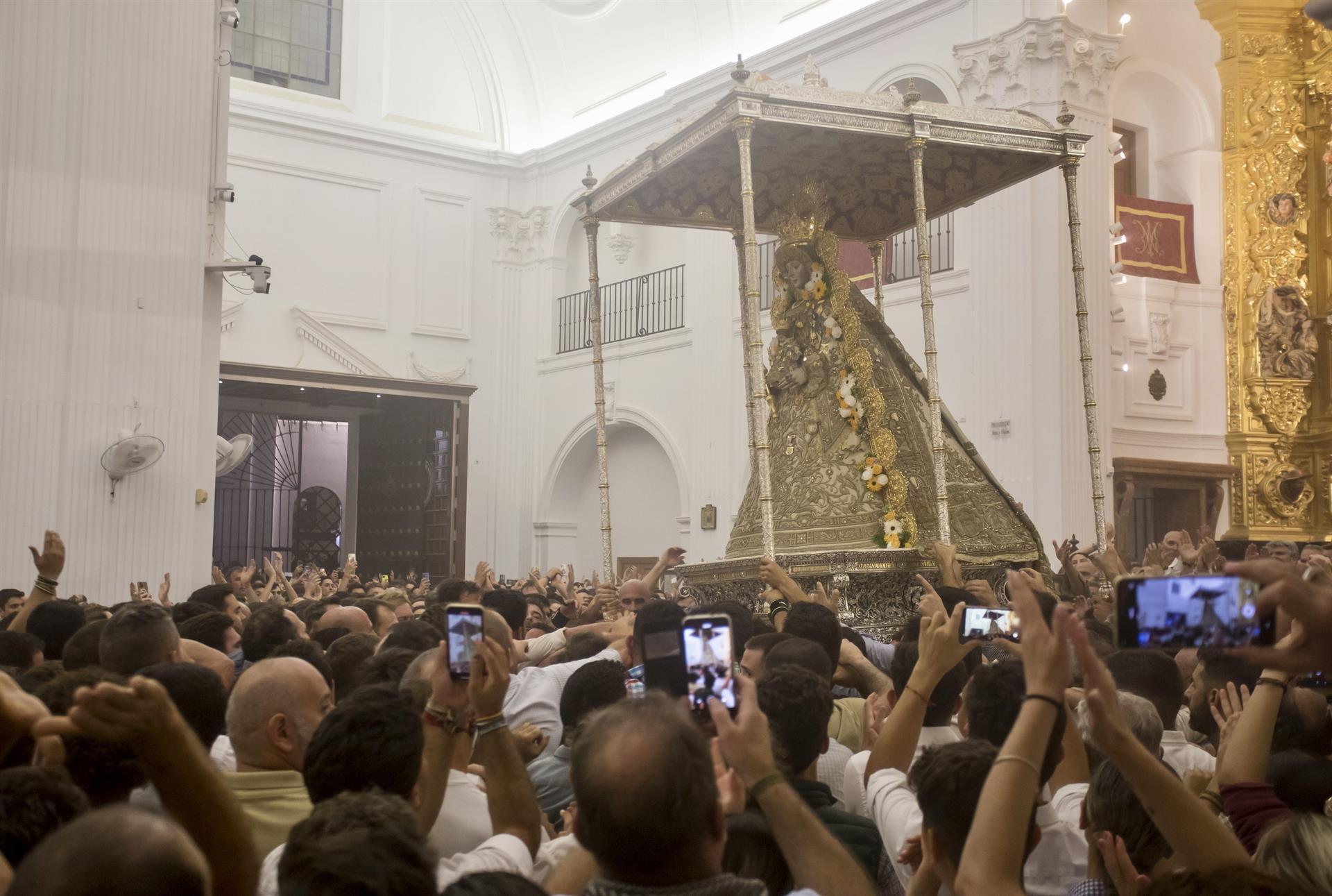 La Virgen del Rocío procesiona por la aldea almonteña tras el tradicional salto a la reja a las 02.55 horas.