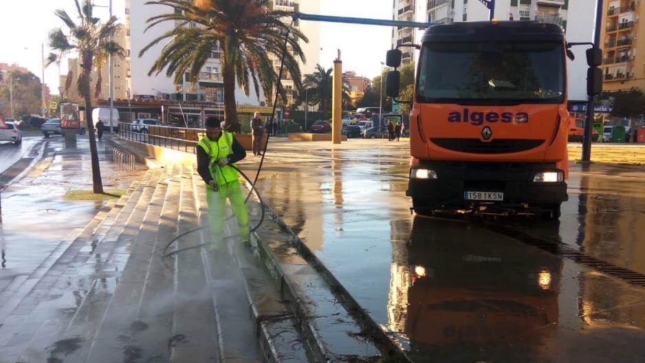 Un operario de Algesa, en las inmediaciones del Parque Feria.