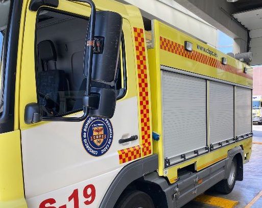 Alarma vecinal ante un incendio en la Casa del Mar de Algeciras. Furgón de Bomberos.