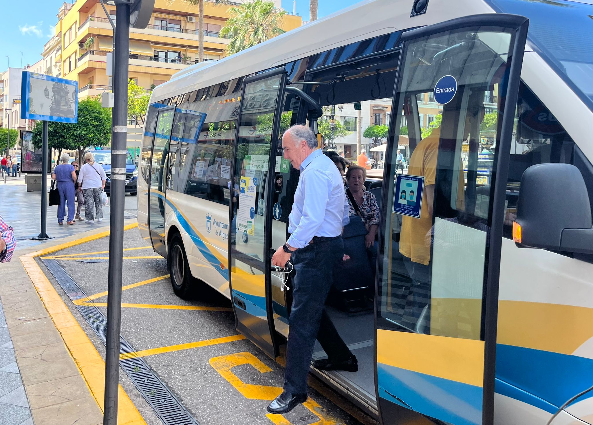 El Ayuntamiento finaliza la instalación de nuevos badenes en distintos puntos de la ciudad. En esta imagen, Landaluce y las nuevas pantallas informativas en las paradas de autobús urbano. 