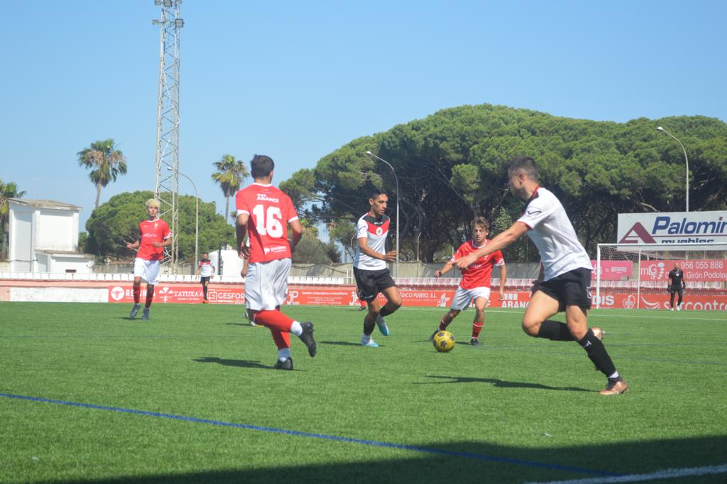 Un lance del encuentro del encuentro entre el filial del Portuense y el CD La Rock Puente FC