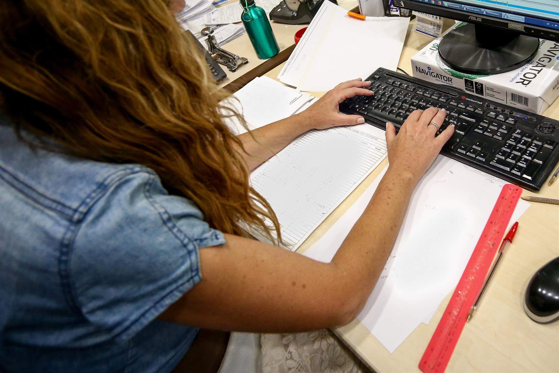 Archivo - Una mujer escribe en el teclado de su ordenador. La Mancomunidad refuerza la digitalización empresarial con una nueva formación sobre creación de vídeos Archivo - Una mujer escribe en el teclado de su ordenador. La Mancomunidad refuerza la digitalización empresarial con una nueva formación sobre creación de vídeos