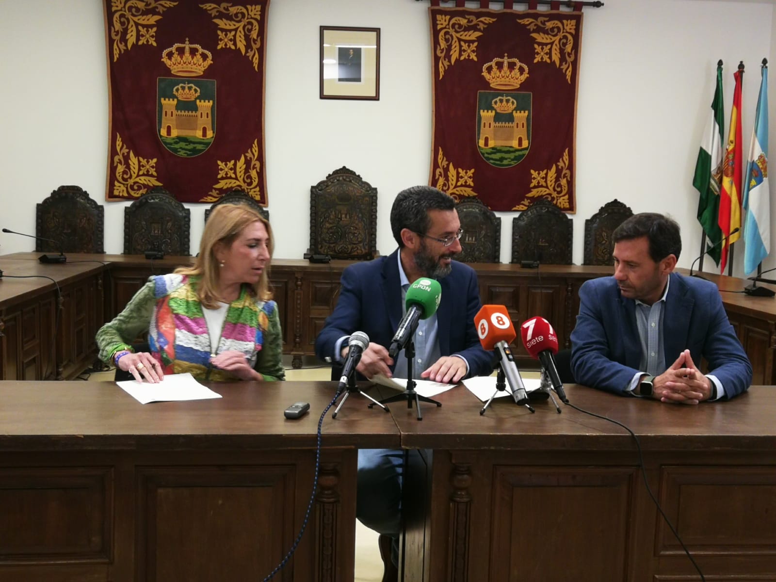 Franco: "Lo único que tengo claro es que La Línea 100x100 va a estar en el gobierno de Diputación". En esta imagen, Franco junto a Olivero y Rodríguez Ros, en rueda de prensa este jueves.