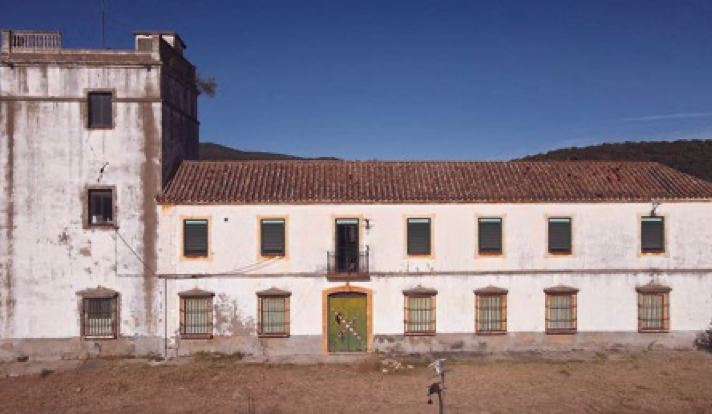 Lámina 4. Fotografía del cuartel de la Guardia Civil de La Almoraima. Fotografía actual del cuartel. IECG.